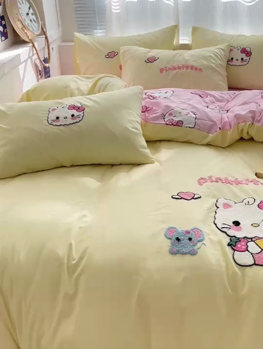 91家纺网 家纺一手货源 找家纺 罗亿家纺 2025新款云朵棉可爱毛巾绣系列四件套 可爱小猫-黄