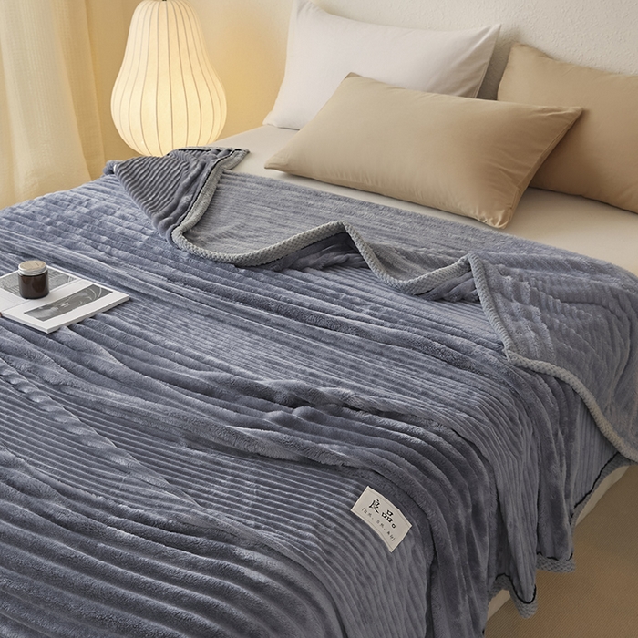 91家纺网 家纺一手货源 找家纺 澳梵家居 2025新款魔法绒糯糯绒提花抽条毛毯盖毯 简约-雾蓝