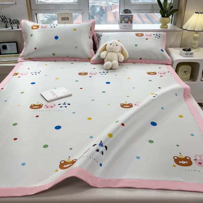 91家纺网 家纺一手货源 找家纺 丝羽坊 2025新款小版印花冰丝凉席平铺床席款冰丝席碳光冰丝凉席 熊点点