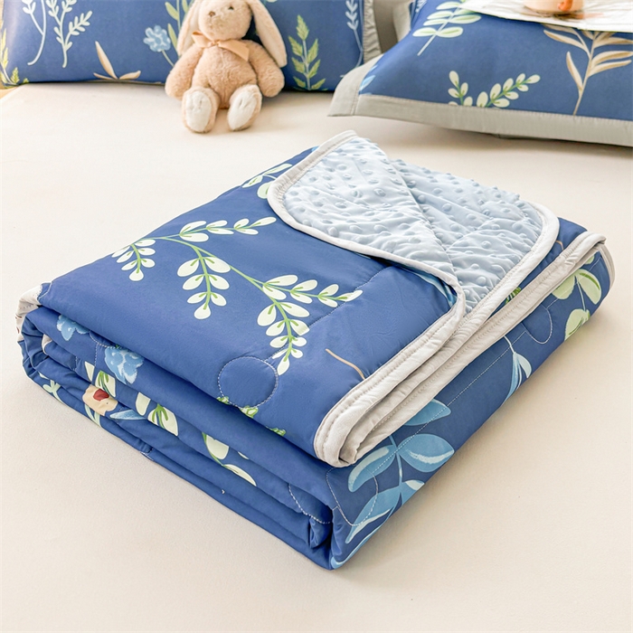 91家纺网 家纺一手货源 找家纺 雯豆2025春夏新款凉感丝夏被空调被子印花A类卡通小清新夏被 冰丝夏被四件套-花影动