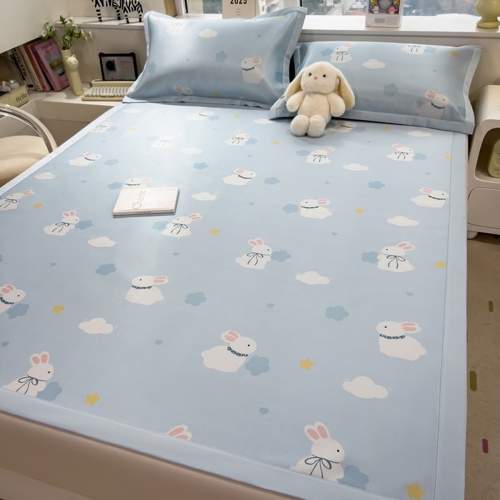 91家纺网 家纺一手货源 找家纺 丝羽坊 2025新款小版印花冰丝凉席平铺床席款冰丝席碳光冰丝凉席 兔宝