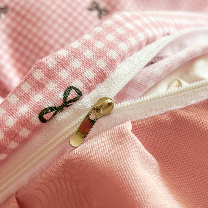 91家纺网 家纺一手货源 找家纺 雅眠居 2025爆款针织棉双层纱印花床盖四件套 粉格蝴蝶结