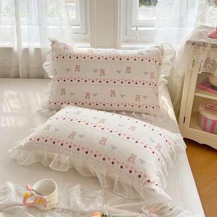 91家纺网 家纺一手货源 找家纺 圣比熊 2025新款针织棉双层纱花边枕头套双人枕套枕芯套宿舍单人枕头内胆套 花边款-草莓熊宝