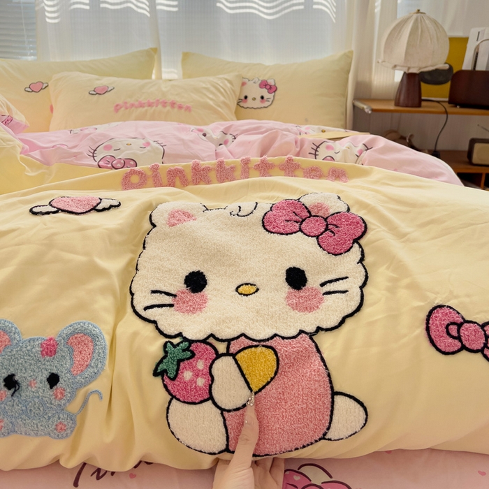 91家纺网 家纺一手货源 找家纺 罗亿家纺 2025新款云朵棉可爱毛巾绣系列四件套 可爱小猫-黄