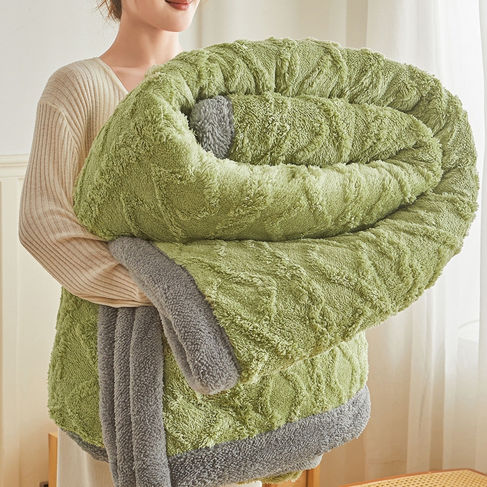 91家纺网 家纺一手货源 找家纺 澳梵家居 2025新款塔芙绒提花毛毯盖毯 草绿-灰