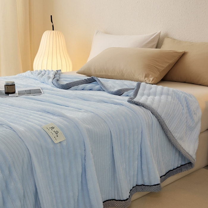 91家纺网 家纺一手货源 找家纺 澳梵家居 2025新款魔法绒糯糯绒提花抽条毛毯盖毯 简约-奶油蓝