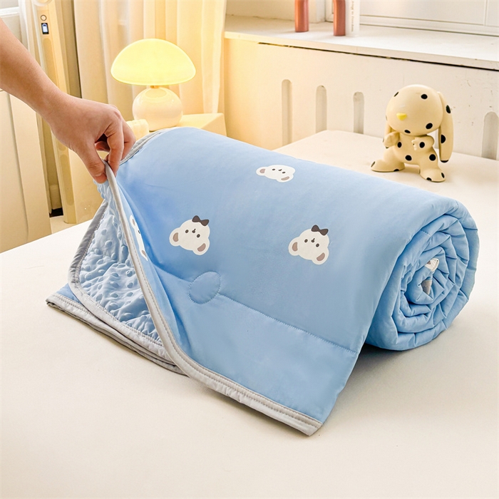 91家纺网 家纺一手货源 找家纺 雯豆2025春夏新款凉感丝夏被空调被子印花A类卡通小清新夏被 冰丝夏被四件套-可爱点点