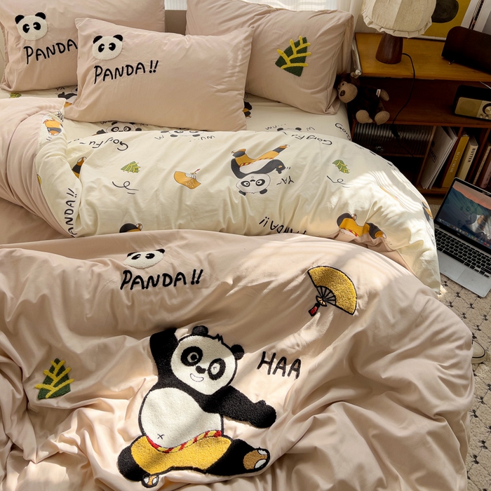 91家纺网 家纺一手货源 找家纺 罗亿家纺 2025新款云朵棉可爱毛巾绣系列四件套 熊猫会功夫