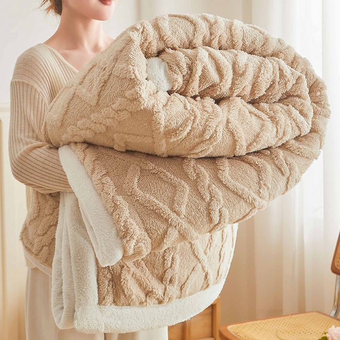 91家纺网 家纺一手货源 找家纺 澳梵家居 2025新款塔芙绒提花毛毯盖毯 卡其-白