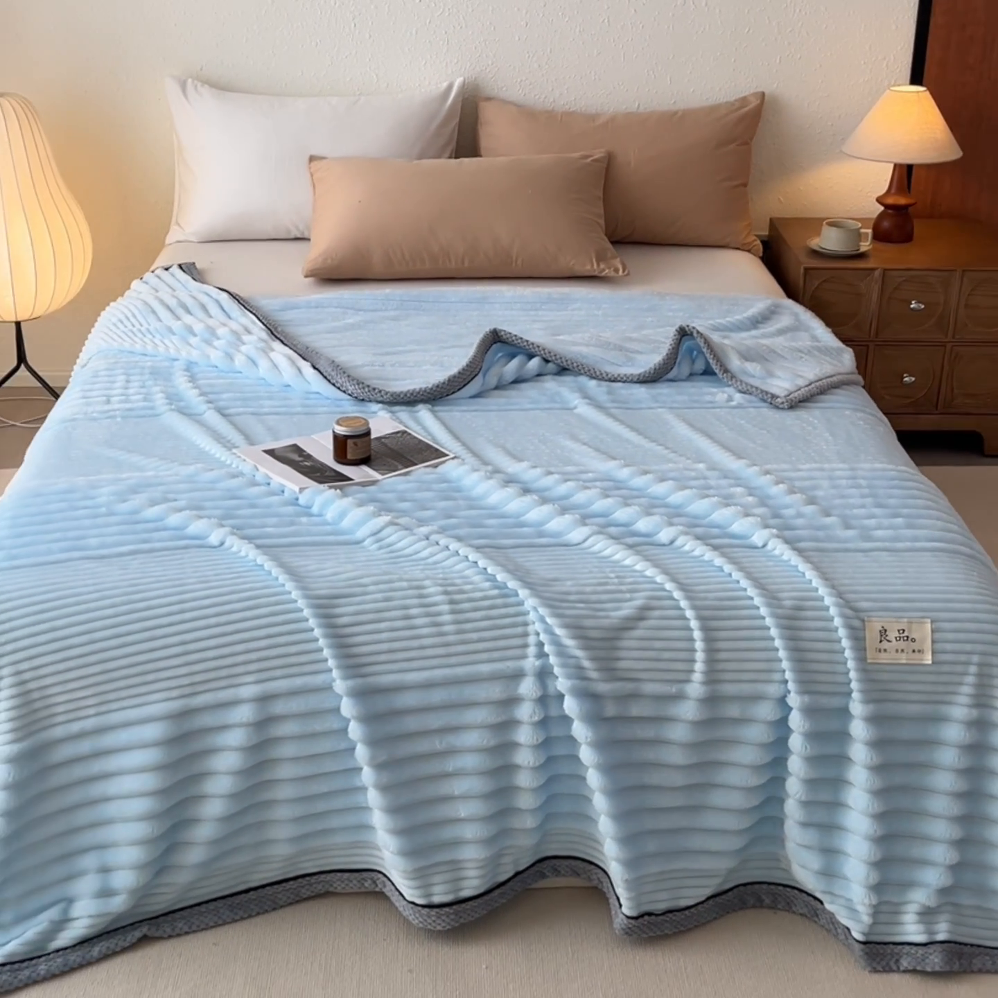 91家纺网 家纺一手货源 找家纺 澳梵家居 2025新款魔法绒糯糯绒提花抽条毛毯盖毯 简约-奶油蓝