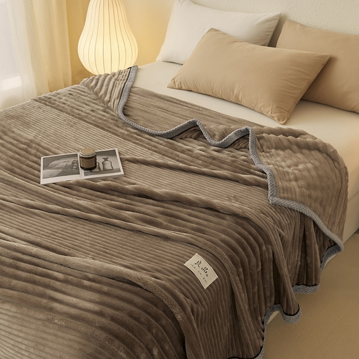 91家纺网 家纺一手货源 找家纺 澳梵家居 2025新款魔法绒糯糯绒提花抽条毛毯盖毯 简约-深棕