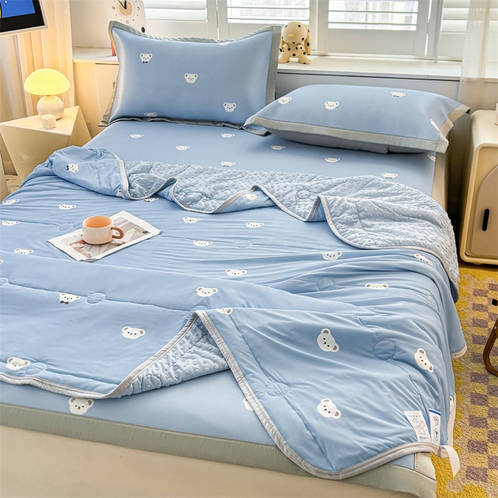 91家纺网 家纺一手货源 找家纺 雯豆2025春夏新款凉感丝夏被空调被子印花A类卡通小清新夏被 冰丝夏被四件套-可爱点点