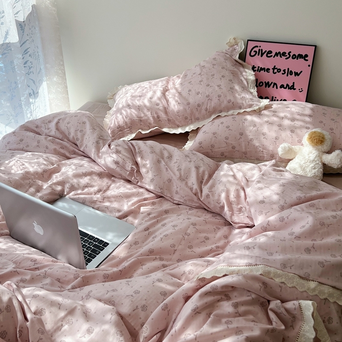 91家纺网 家纺一手货源 找家纺 荣轩2025新款全棉双层纱镂空花边工艺款四件套（铺床版） 颜花朝