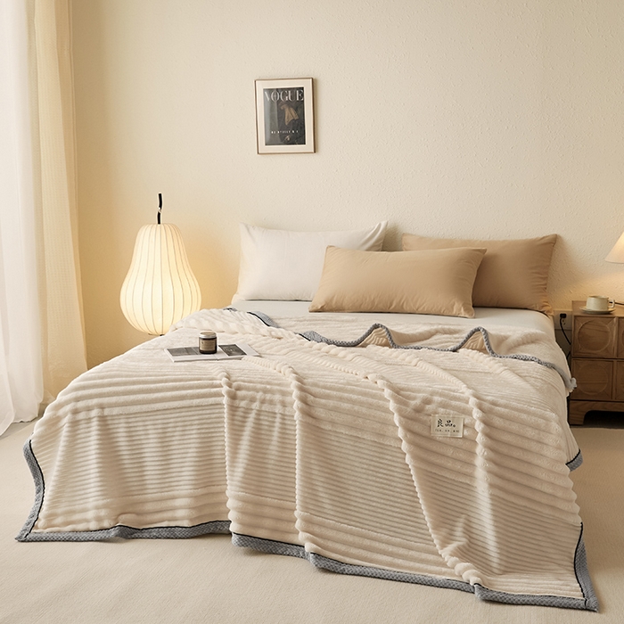 91家纺网 家纺一手货源 找家纺 澳梵家居 2025新款魔法绒糯糯绒提花抽条毛毯盖毯 简约-奶白