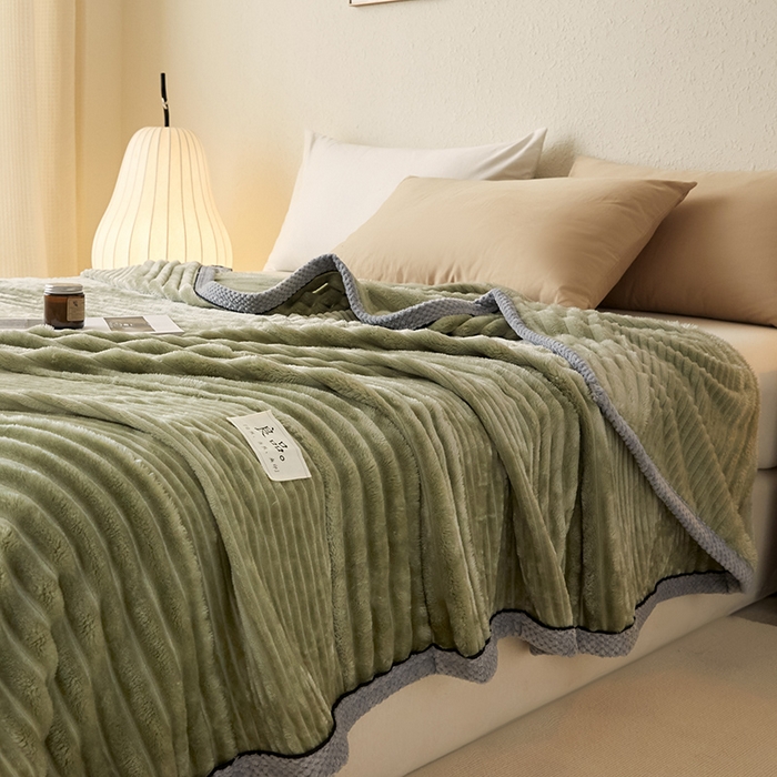 91家纺网 家纺一手货源 找家纺 澳梵家居 2025新款魔法绒糯糯绒提花抽条毛毯盖毯 简约-草绿