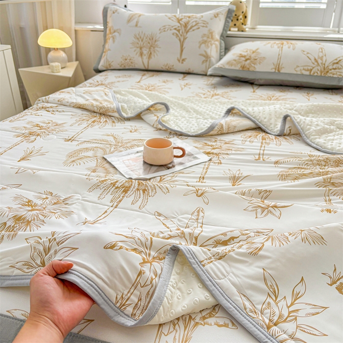 91家纺网 家纺一手货源 找家纺 雯豆2025春夏新款凉感丝夏被空调被子印花A类卡通小清新夏被 冰丝夏被四件套-千枝叶