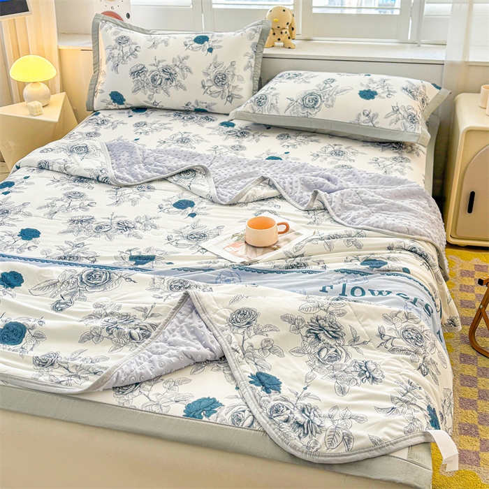 91家纺网 家纺一手货源 找家纺 雯豆2025春夏新款凉感丝夏被空调被子印花A类卡通小清新夏被 冰丝夏被四件套-诗韵