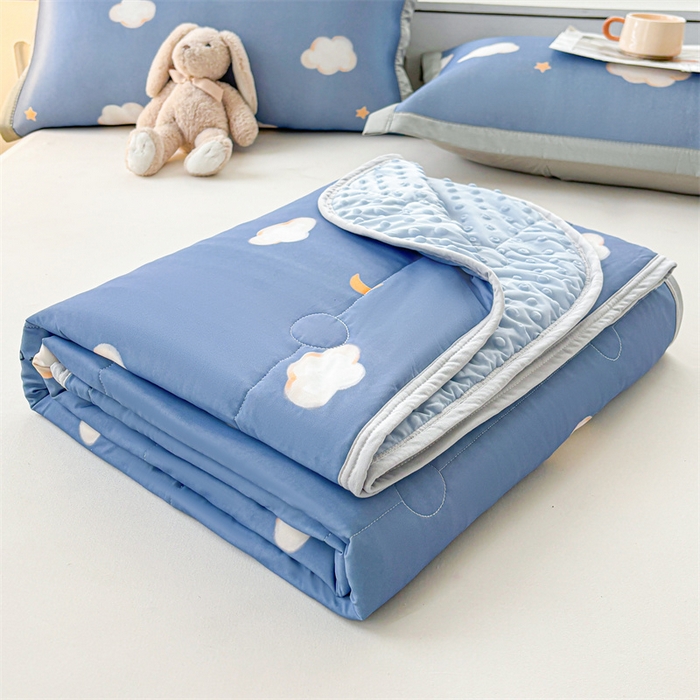 91家纺网 家纺一手货源 找家纺 雯豆2025春夏新款凉感丝夏被空调被子印花A类卡通小清新夏被 冰丝夏被四件套-天空云