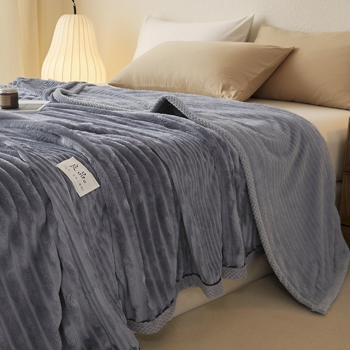91家纺网 家纺一手货源 找家纺 澳梵家居 2025新款魔法绒糯糯绒提花抽条毛毯盖毯 简约-雾蓝