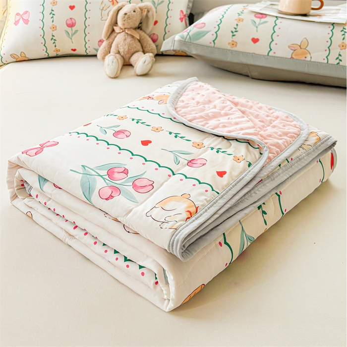 91家纺网 家纺一手货源 找家纺 雯豆2025春夏新款凉感丝夏被空调被子印花A类卡通小清新夏被 冰丝夏被四件套-浪漫花丛