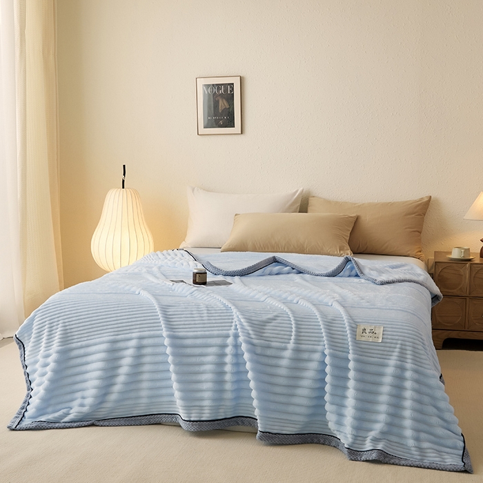 91家纺网 家纺一手货源 找家纺 澳梵家居 2025新款魔法绒糯糯绒提花抽条毛毯盖毯 简约-奶油蓝