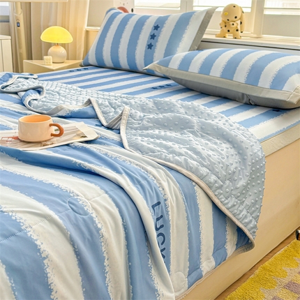91家纺网 家纺一手货源 找家纺 雯豆2025春夏新款凉感丝夏被空调被子印花A类卡通小清新夏被 冰丝夏被四件套-蓝色条纹