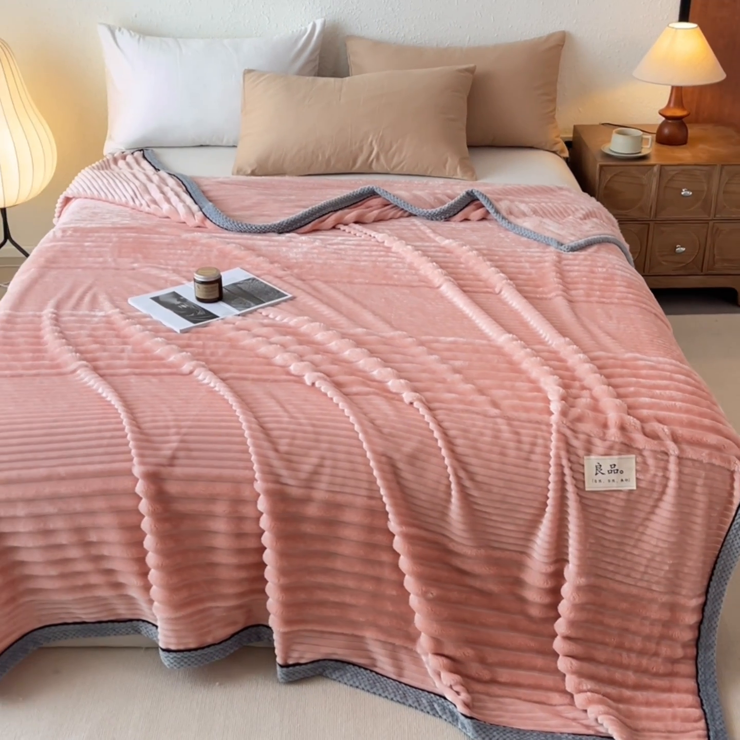 91家纺网 家纺一手货源 找家纺 澳梵家居 2025新款魔法绒糯糯绒提花抽条毛毯盖毯 简约-粉