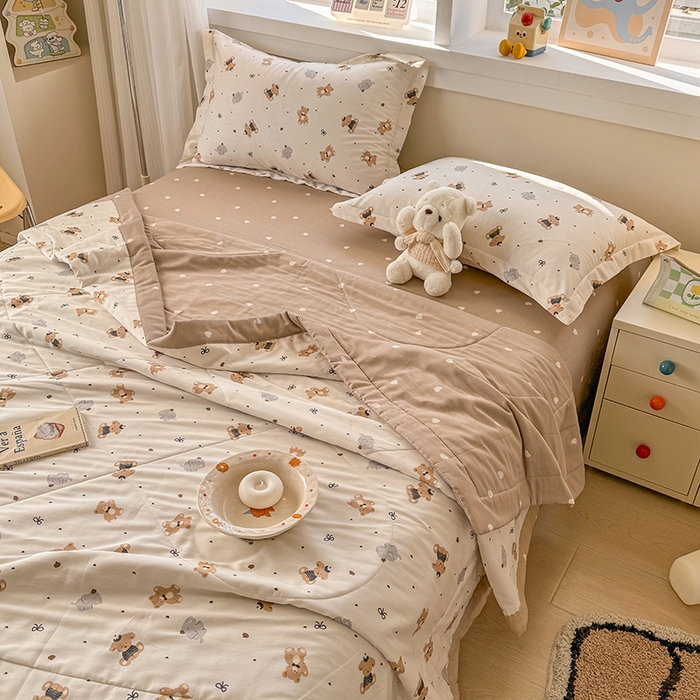 91家纺网 家纺一手货源 找家纺 梦依依 2025新款小清新印花系列里外全棉棉花被夏被四件套 假日萌熊