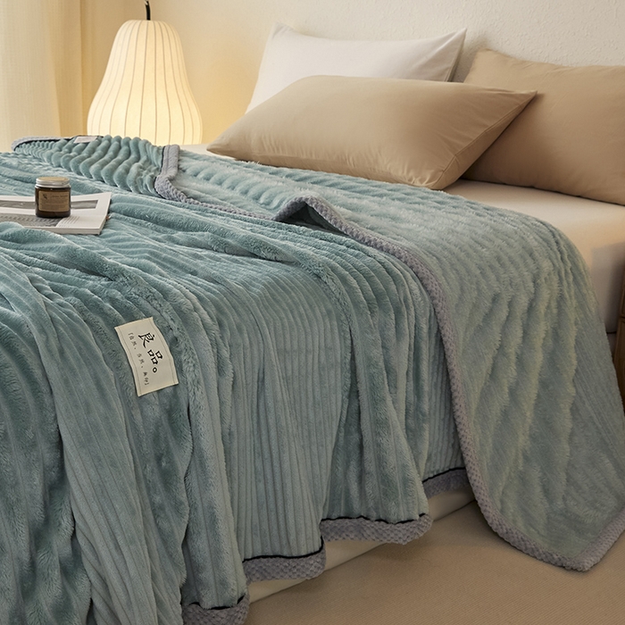 91家纺网 家纺一手货源 找家纺 澳梵家居 2025新款魔法绒糯糯绒提花抽条毛毯盖毯 简约-黛蓝