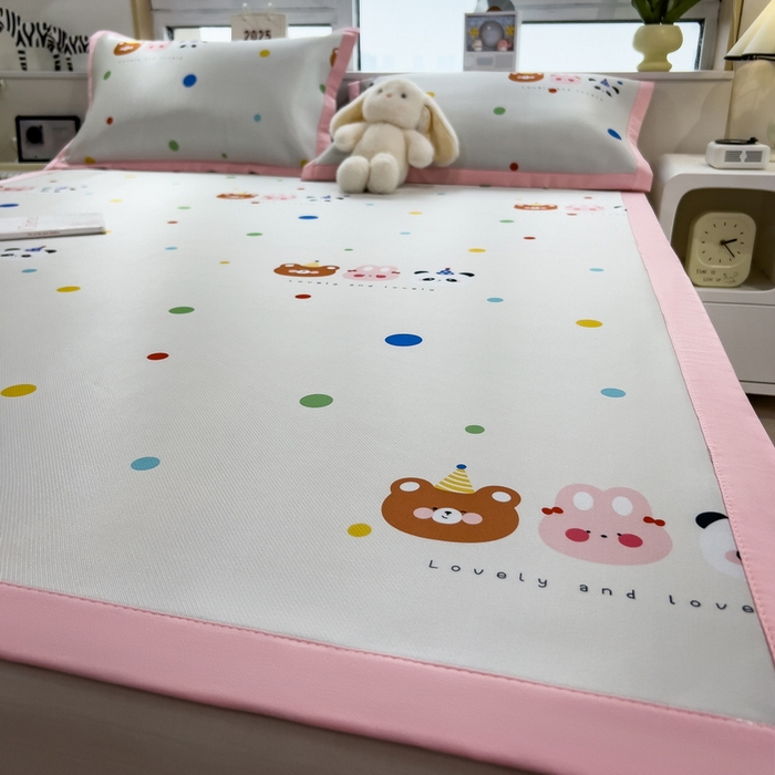 91家纺网 家纺一手货源 找家纺 丝羽坊 2025新款小版印花冰丝凉席平铺床席款冰丝席碳光冰丝凉席 熊点点