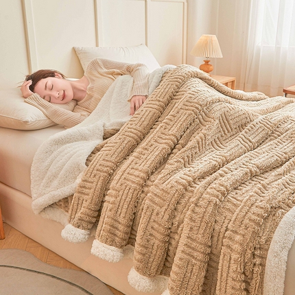 91家纺网 家纺一手货源 找家纺 澳梵家居 2025新款塔芙绒提花毛毯盖毯 回格-卡其