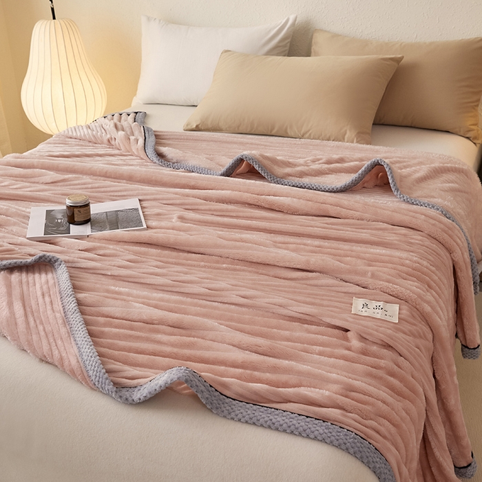 91家纺网 家纺一手货源 找家纺 澳梵家居 2025新款魔法绒糯糯绒提花抽条毛毯盖毯 简约-粉