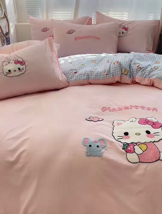 91家纺网 家纺一手货源 找家纺 罗亿家纺 2025新款云朵棉可爱毛巾绣系列四件套 可爱小猫-粉