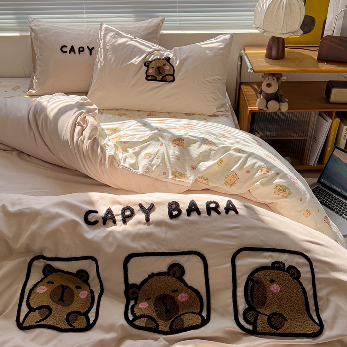 91家纺网 家纺一手货源 找家纺 罗亿家纺 2025新款云朵棉可爱毛巾绣系列四件套 卡皮巴拉