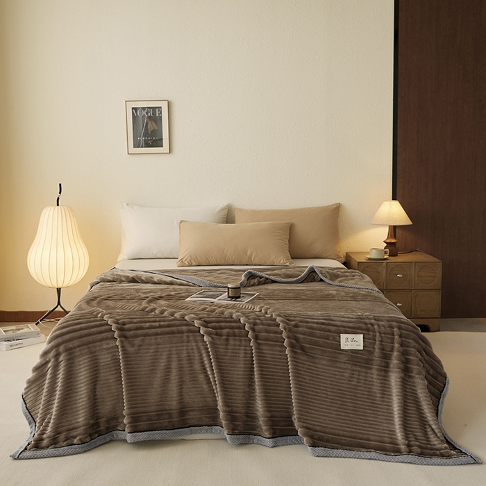 91家纺网 家纺一手货源 找家纺 澳梵家居 2025新款魔法绒糯糯绒提花抽条毛毯盖毯 简约-深棕