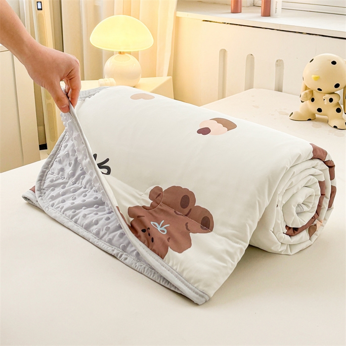 91家纺网 家纺一手货源 找家纺 雯豆2025春夏新款凉感丝夏被空调被子印花A类卡通小清新夏被 冰丝夏被四件套-跳跳熊