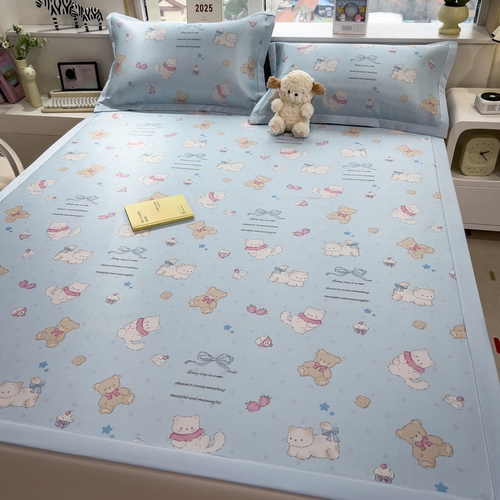 91家纺网 家纺一手货源 找家纺 丝羽坊 2025新款小版印花冰丝凉席平铺床席款冰丝席碳光冰丝凉席 小熊派对