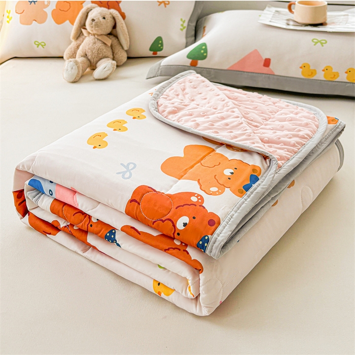 91家纺网 家纺一手货源 找家纺 雯豆2025春夏新款凉感丝夏被空调被子印花A类卡通小清新夏被 冰丝夏被四件套-小熊伙伴