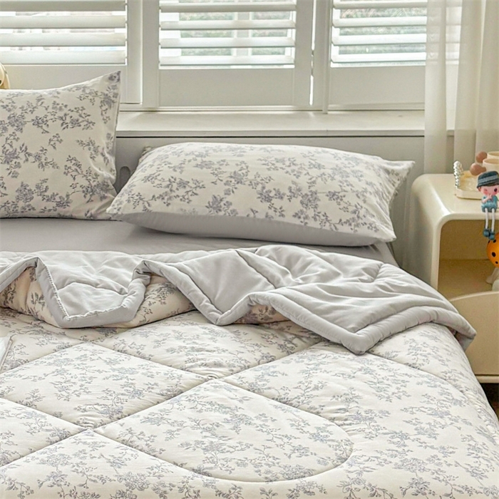 91家纺网 家纺一手货源 找家纺   壹张床  2025新款A类针织棉双层纱100%新疆棉花夏凉被《包检测》（提供买家秀） 叶影静思