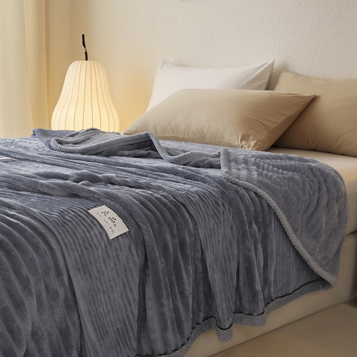 91家纺网 家纺一手货源 找家纺 澳梵家居 2025新款魔法绒糯糯绒提花抽条毛毯盖毯 简约-雾蓝