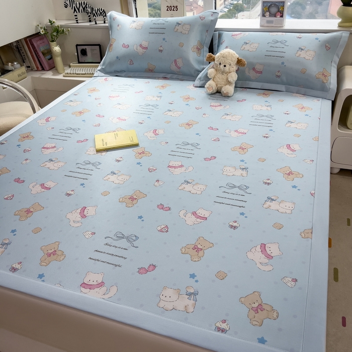 91家纺网 家纺一手货源 找家纺 丝羽坊 2025新款小版印花冰丝凉席平铺床席款冰丝席碳光冰丝凉席 小熊派对