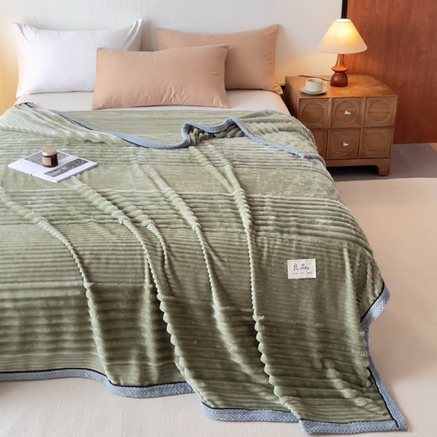 91家纺网 家纺一手货源 找家纺 澳梵家居 2025新款魔法绒糯糯绒提花抽条毛毯盖毯 简约-草绿