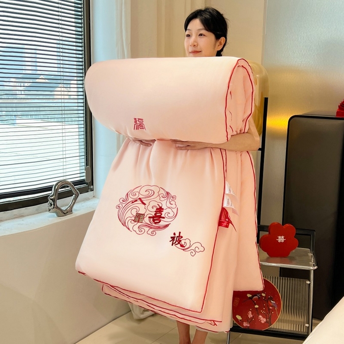 91家纺网 家纺一手货源 找家纺 （总）歌历斯家纺2025新款60s八喜喜庆被婚庆被绣花冬被全棉冬被立体边被子被芯四季被春秋被夏被（要货联系歌历斯门市）