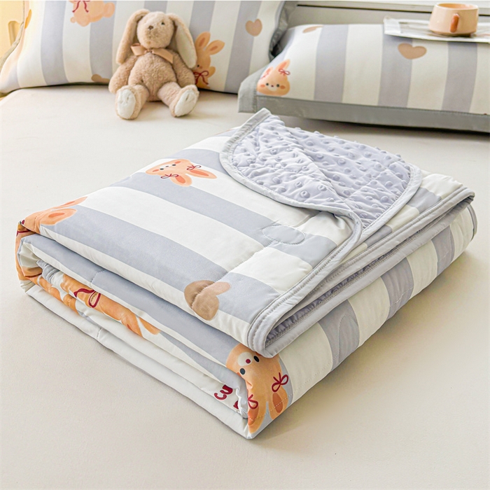 91家纺网 家纺一手货源 找家纺 雯豆2025春夏新款凉感丝夏被空调被子印花A类卡通小清新夏被 冰丝夏被四件套-条纹兔