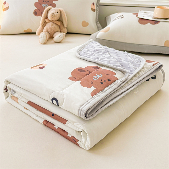 91家纺网 家纺一手货源 找家纺 雯豆2025春夏新款凉感丝夏被空调被子印花A类卡通小清新夏被 冰丝夏被四件套-跳跳熊