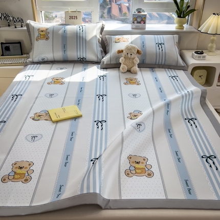 91家纺网 家纺一手货源 找家纺 丝羽坊 2025新款小版印花冰丝凉席平铺床席款冰丝席碳光冰丝凉席 饼干熊