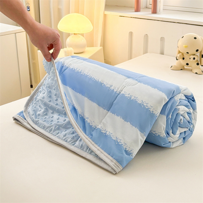 91家纺网 家纺一手货源 找家纺 雯豆2025春夏新款凉感丝夏被空调被子印花A类卡通小清新夏被 冰丝夏被四件套-蓝色条纹