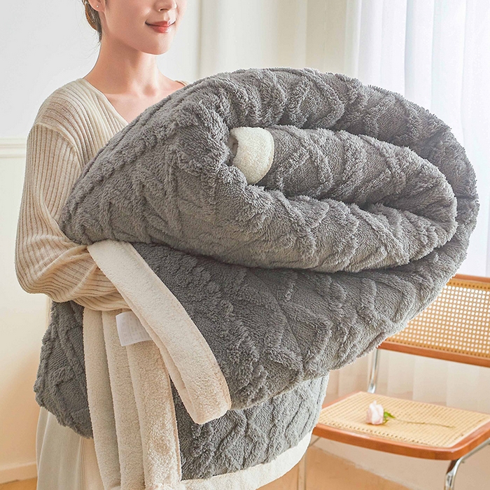 91家纺网 家纺一手货源 找家纺 澳梵家居 2025新款塔芙绒提花毛毯盖毯 深灰-白