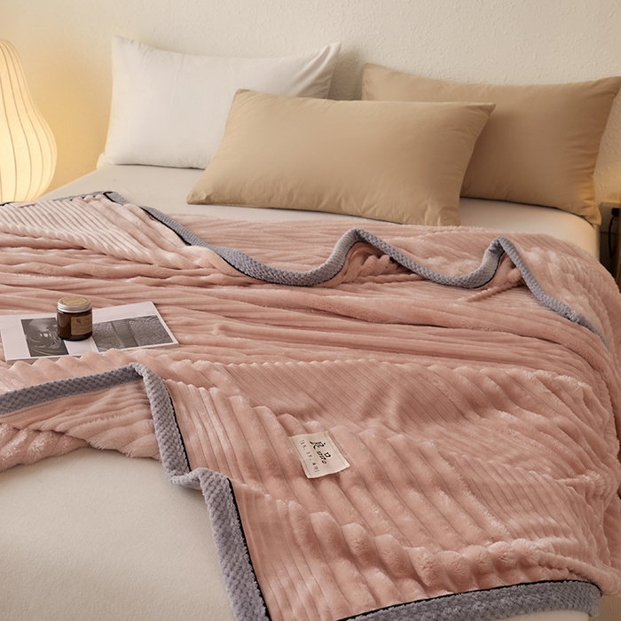 91家纺网 家纺一手货源 找家纺 澳梵家居 2025新款魔法绒糯糯绒提花抽条毛毯盖毯 简约-粉