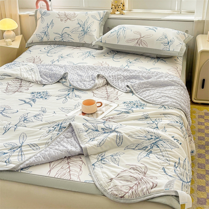 91家纺网 家纺一手货源 找家纺 雯豆2025春夏新款凉感丝夏被空调被子印花A类卡通小清新夏被 冰丝夏被四件套-迷失